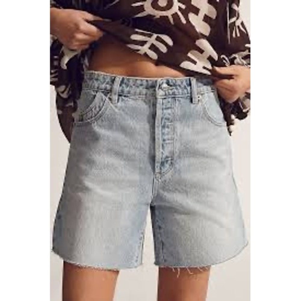 Rollas Classic Straight High Rise Denim Shorts Light Wash Distressed Size 26